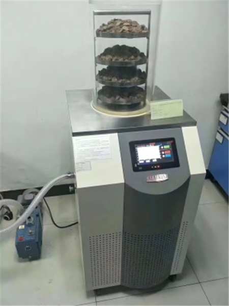 如何优化实验室冷冻干燥机的操作条件以提高产品质量？